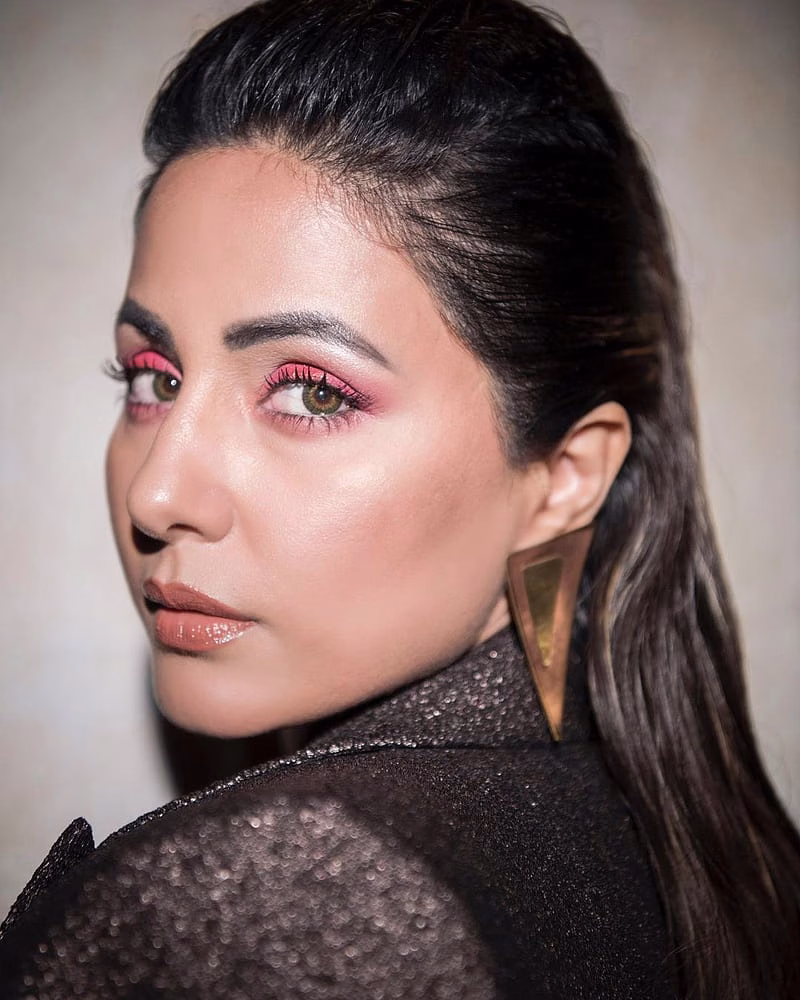 HD-wallpaper-hina-khan-backgrounds-1